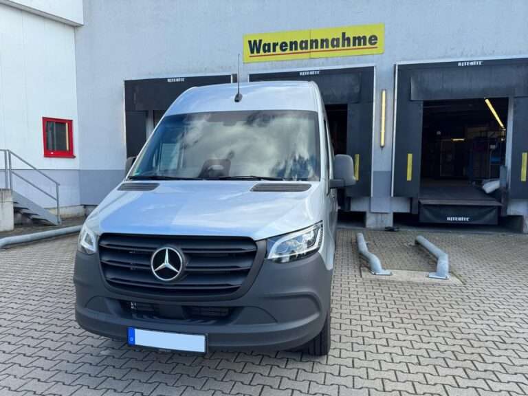 Sprinter von Trans KLAS vor einer Wareneinnahme für Express- und Kuriertransporte
