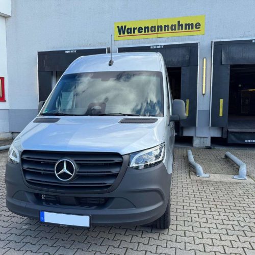 Sprinter von Trans KLAS vor einer Wareneinnahme für Express- und Kuriertransporte
